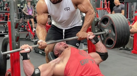 🎥 | Borstspier van bodybuilder scheurt af tijdens het bankdrukken 😱