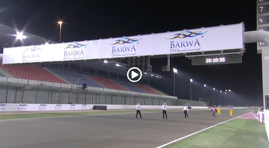 🎥 | Chaos bij vertraagde 2e training MotoGP in Qatar: Bord boven circuit laat brokken los