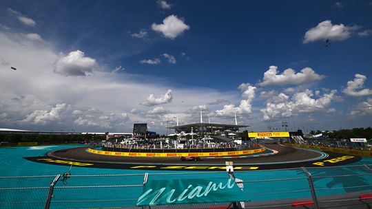 Hoe dan?! Schoonmaakwagen sloopt het F1-asfalt in Miami