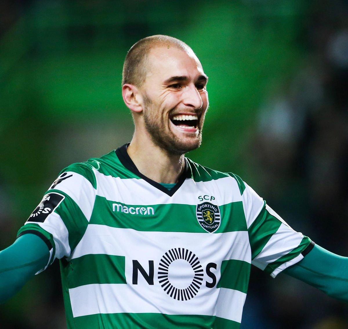 Sevilla meldt zich voor 'populaire' Bas Dost