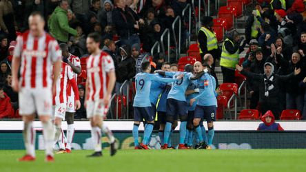 Newcastle wint nipt van Stoke City, Leicester pakt eindelijk weer 3 punten