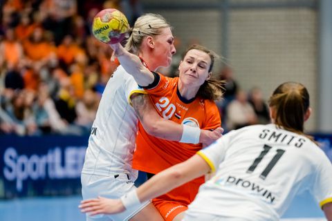 Nederlandse handbalsters grijpen EK-ticket door zege op Duitsland