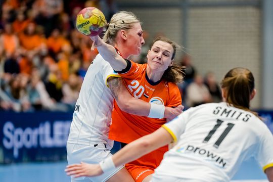 Nederlandse handbalsters grijpen EK-ticket door zege op Duitsland