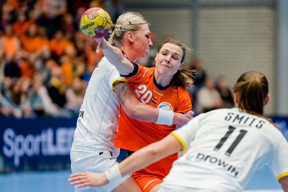 Nederlandse handbalsters grijpen EK-ticket door zege op Duitsland