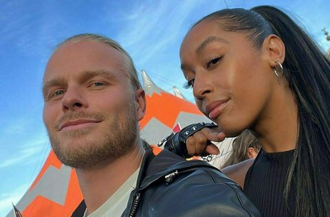 📸 | Koen Verweij heeft het gezellig op dancefestival met danseres Sally Diallo