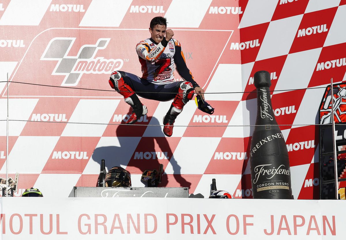 Márquez ziet concurrent vallen en pakt 5e wereldtitel in MotoGP (video)