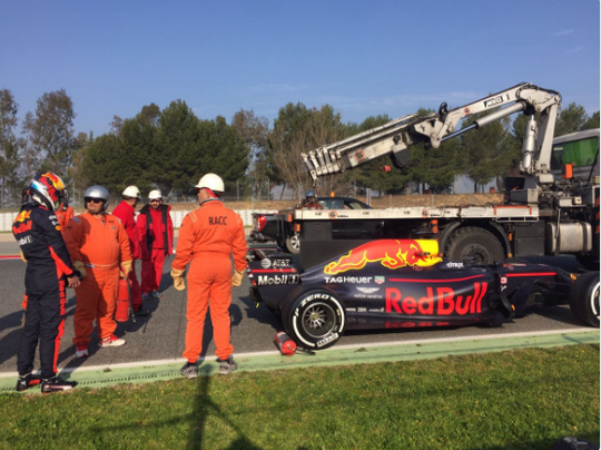 Eerste rode vlag van nieuwe F1-seizoen is voor Ricciardo's kapotte Red Bull