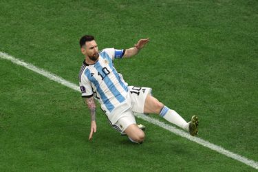 🎥 | Lionel Messi benut gemakkelijk gegeven penalty en zet Argentinië op voorsprong in WK-finale