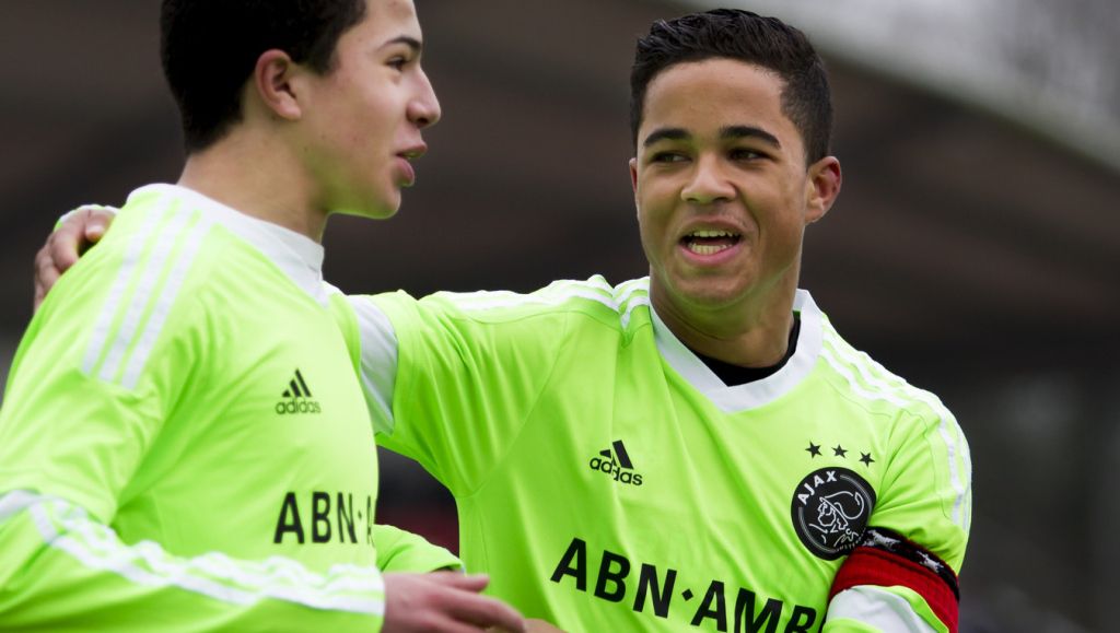 Zoon van Kluivert tekent eerste profcontract bij Ajax