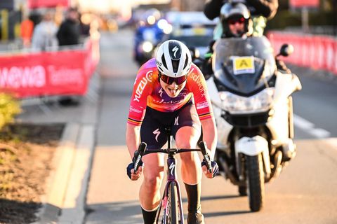 Lotte Kopecky wint Nokere Koerse in week dat haar broer (29) overleed