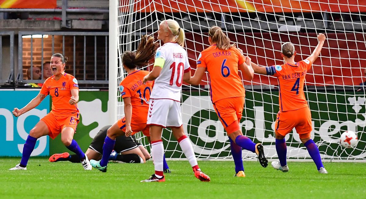 Oranje Leeuwinnen met één been in kwartfinale na winst op Denemarken
