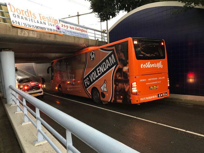 De bus van FC Volendam is nog heel