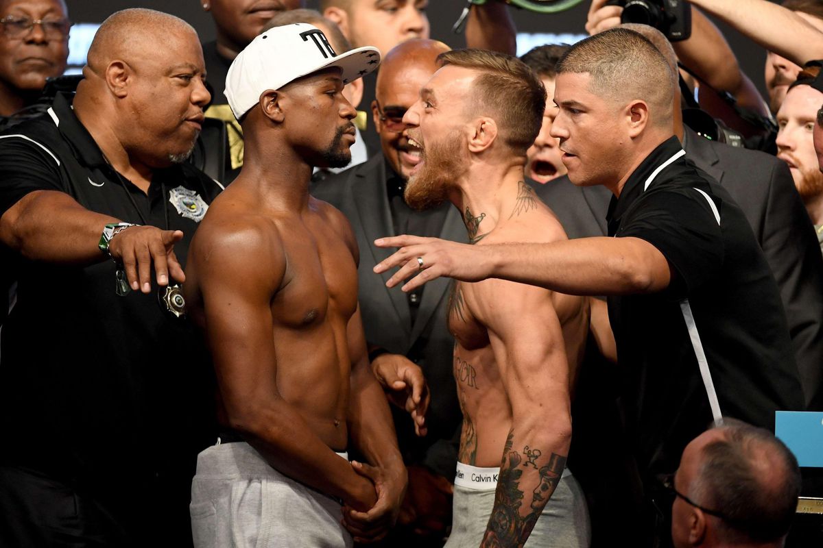 McGregor daagt uit, Mayweather blijft ijzig kalm tijdens weging (video)