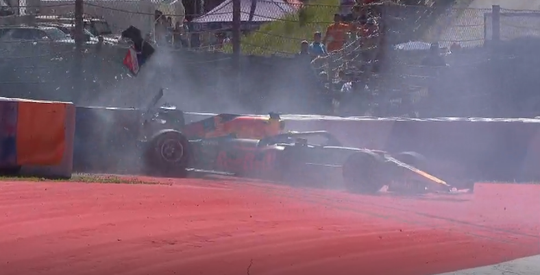 Video: Verstappen knalt hard in de muur tijdens VT2 in Oostenrijk, flink wat schade