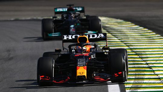 📸 | F1-kenner legt actie van Verstappen uit: 'In beide gevallen had hij Hamilton geraakt'