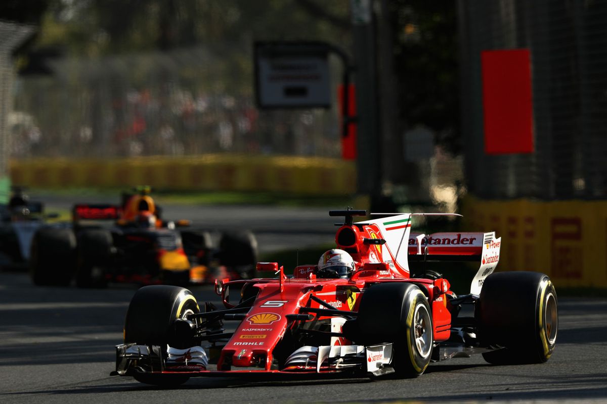 Vettel WINT in Australië en gaat het seizoen leuk maken (video's)