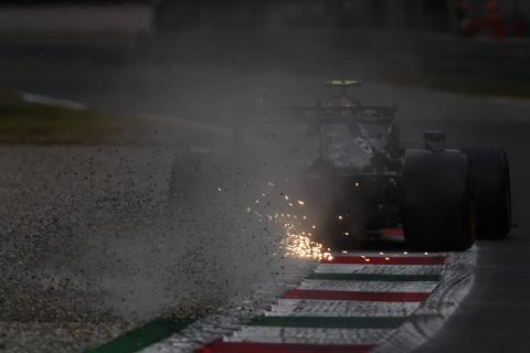 Valtteri Bottas begint de sprintrace op pole, maar als laatste aan de race op zondag