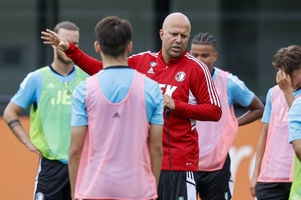 Transfers bespreken met Arne Slot: 'Mensen rond Feyenoord zijn wereldkampioen namen droppen'