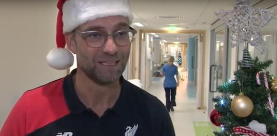 SantaKlopp trommelt Jingle Bells in het ziekenhuis