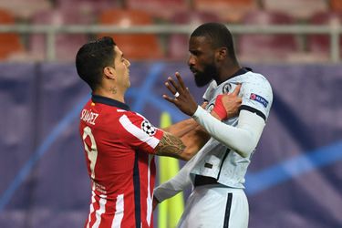 🎥 | Heb je dit gisteren gezien?! Luis Suarez is overgestapt van bijten naar KNIJPEN