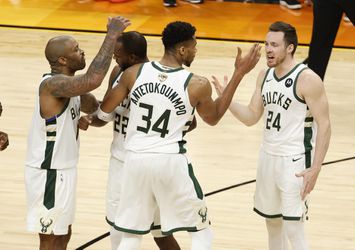 Supertrio zet Milwaukee Bucks op 3-2 tegen Phoenix Suns: nog 1 zege voor NBA-titel