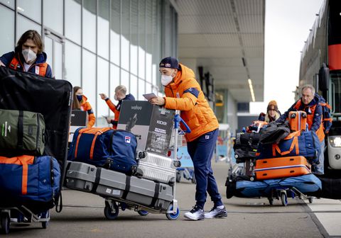 Er zit een lek in de TeamNL-bubbel op Schiphol: Belgische olympische ploeg en Japanse schaatscoach stappen ook in