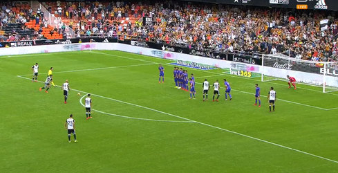 Parejo schiet vrije trap onder de muur door en zet Valencia op 1-0 (video)