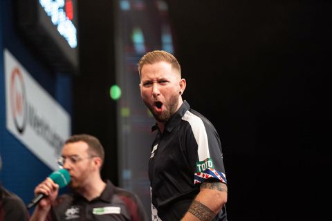 Noppert vecht zich op bizarre wijze terug van 0-7-achterstand en knikkert Price uit EK