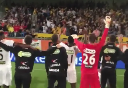 NAC-fans én spelers maken er een vet feestje van bij RKC (video)