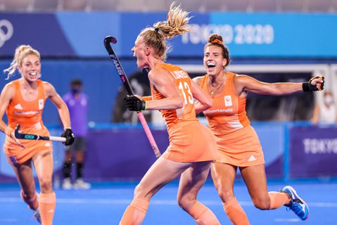 🎥 | BAM! Afzwaaiende Caia van Maasakker pusht hockeysters naar olympisch goud