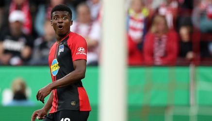 Javairo Dilrosun zwabbert Hertha heerlijk op voorsprong bij Köln (video)