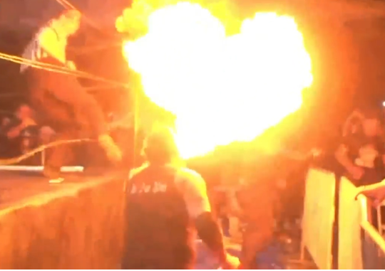 🎥 | Holy f! Worstelaar Masada zet zichzelf per ongeluk in fik