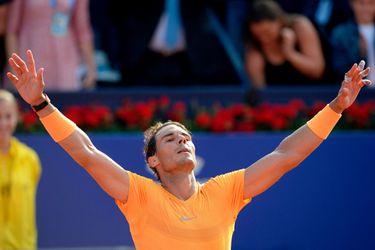 Nadal naar laatste vier in Barcelona, Wozniacki geeft geblesseerd op in Istanbul (video's)