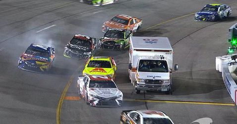 WHUT! Ambulance zorgt voor dikke chaos in NASCAR-race (video)