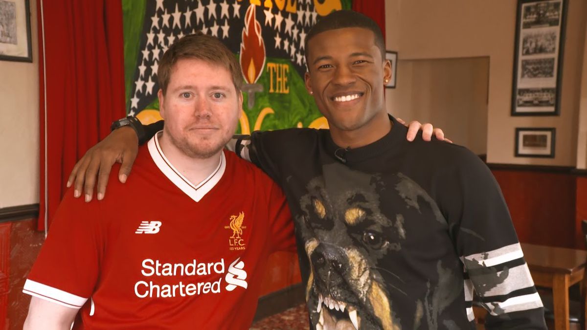 Wijnaldum verrast fan met gloednieuw Liverpool-shirt (video)