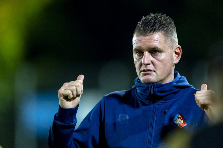 Volendam-trainer Michael Dingsdag: 'Als er 1 of 2 zijn die de kar tegenhouden...'