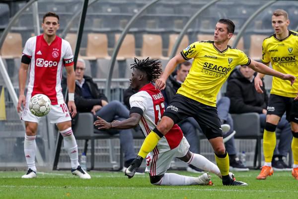 VVV-verdediger Kum krijgt schorsing van 2 duels voor karatetrap tegen Antony van Ajax