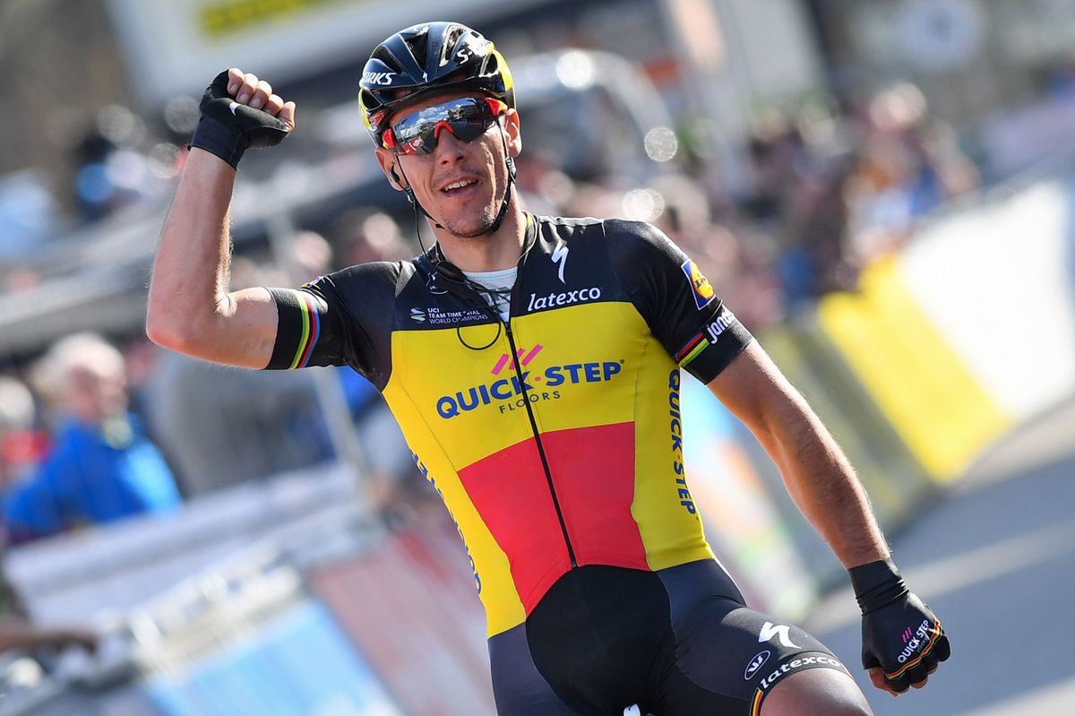 Gilbert wint met weergaloze solo de Ronde van Vlaanderen