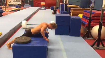 Zonderland heeft het zwaar tijdens 'opdrukken 2.0' (video)