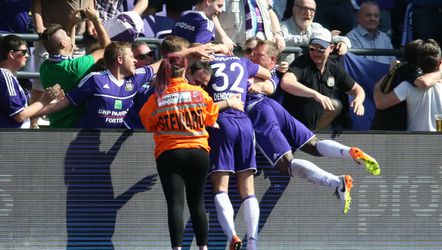 Anderlecht houdt zicht op titel door late goal