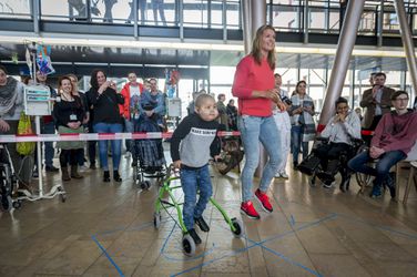 Ambassadrice Dafne Schippers rent virtueel tegen kinderen met kanker (foto's)