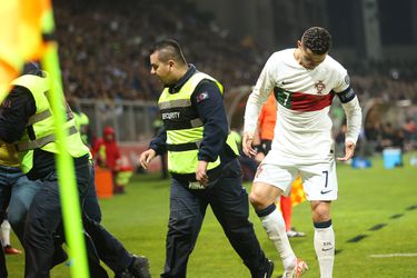 Cristiano Ronaldo BELAAGD door veldbestormer tijdens interland tegen Bosnië