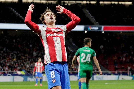 Landskampioen Atlético Madrid komt met schrik vrij en wint weer na tig gelijke spelen