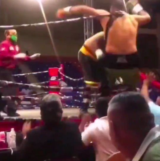 🎥 | Mexicaanse zwaargewichten slopen boksring: instorting na knappende touwen