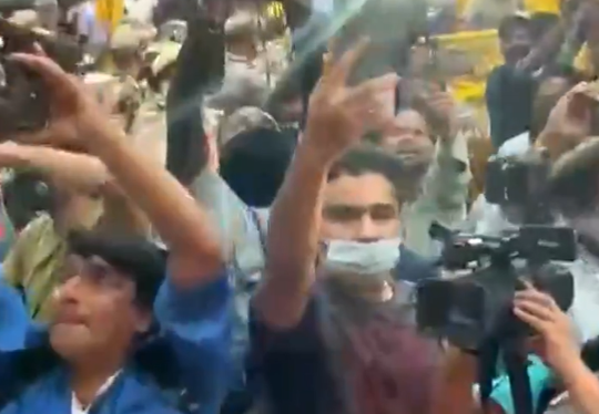 🎥 | Nederlandse hockeycoach wordt als held onthaald in India na Olympische Spelen