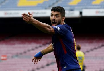 Suárez is woedend en scheurt z'n shirt naar de klote (video)
