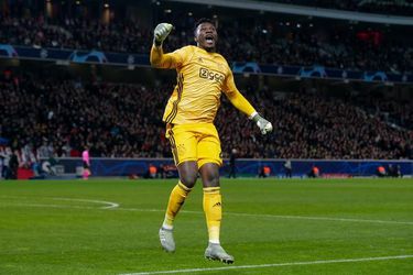 Ajax-doelman Onana fixt elektriciteit voor zijn hele geboortedorp in Kameroen