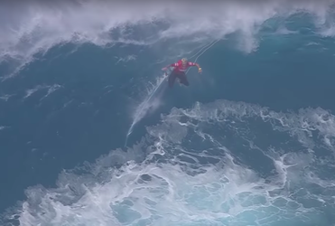 🎥 | Surfers worden massaal gepakt door metershoge golven bij toernooi in Hawaï