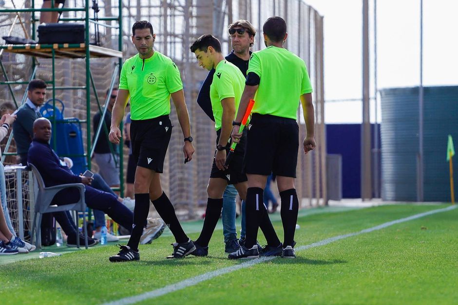 Scheidsrechters verlaten veld bij oefenduel PEC Zwolle: ‘Bizarre wending’