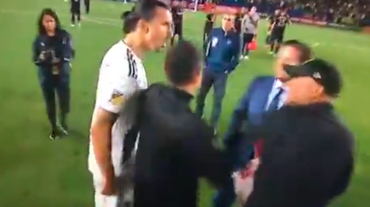 Zlatan Ibrahimovic ruziet met LA FC-staflid na vermeende elleboog: 'Go home bitch' (video)